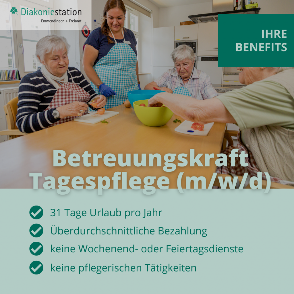 Auf diesem Bild sieht man eine Mitarbeiterin der Tagespflege der Diakoniestation Emmendingen die mit drei Tagesgästen Essern zubereitet, es werden Tomaten geschnitten darunter stehen die Vorteile einer Anstellung