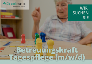 Auf diesem Bild ist ein Tagesgeast zu sehen und im Vordergrund ein Spielbrett des Spieles Mensch-ärgere-dich-nicht. weiter unten ist aufgeführt, dass wir eine Betreuungskraft in Teilzeit als Krankheitsvertretung suchen