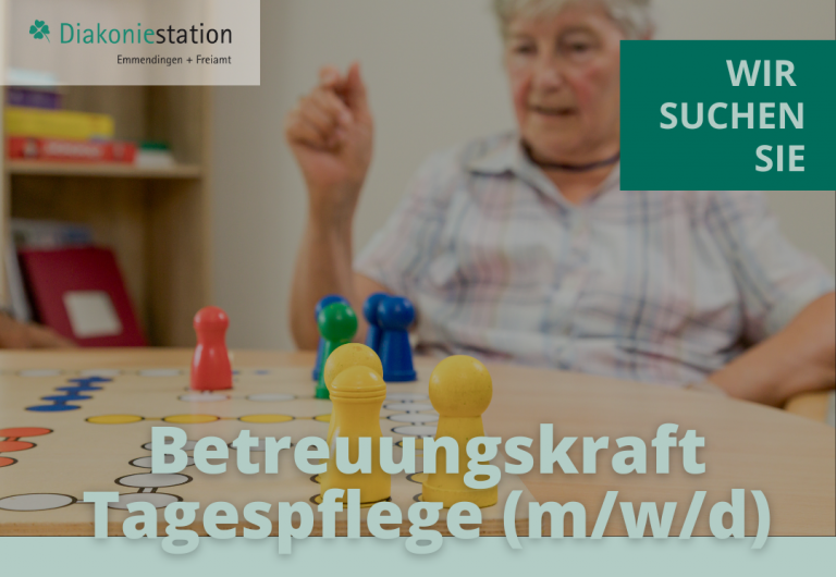 Auf diesem Bild ist ein Tagesgeast zu sehen und im Vordergrund ein Spielbrett des Spieles Mensch-ärgere-dich-nicht. weiter unten ist aufgeführt, dass wir eine Betreuungskraft in Teilzeit als Krankheitsvertretung suchen